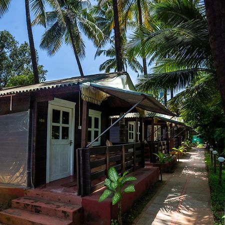 Lotus Feet Beach Resort Morjim Exterior foto