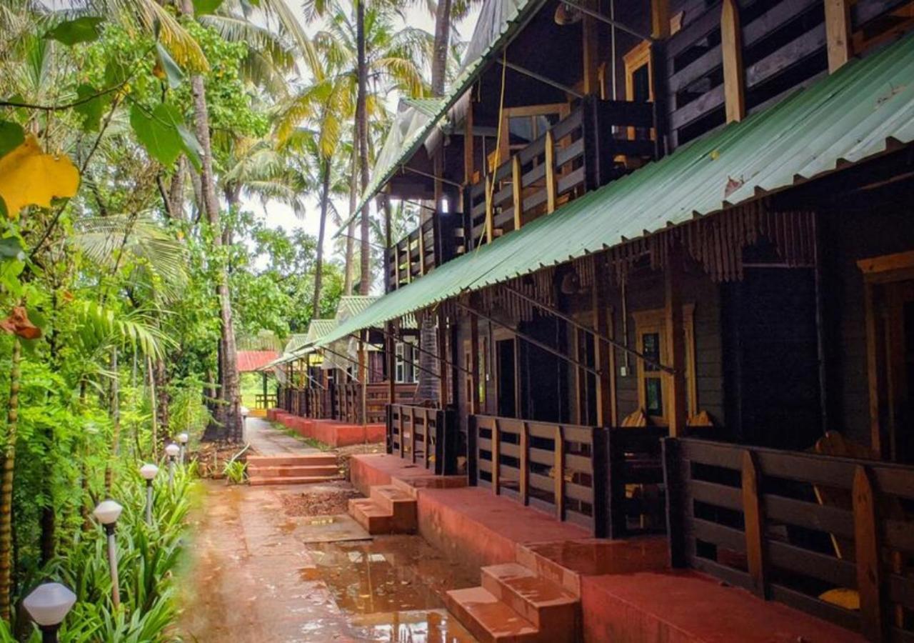 Lotus Feet Beach Resort Morjim Exterior foto