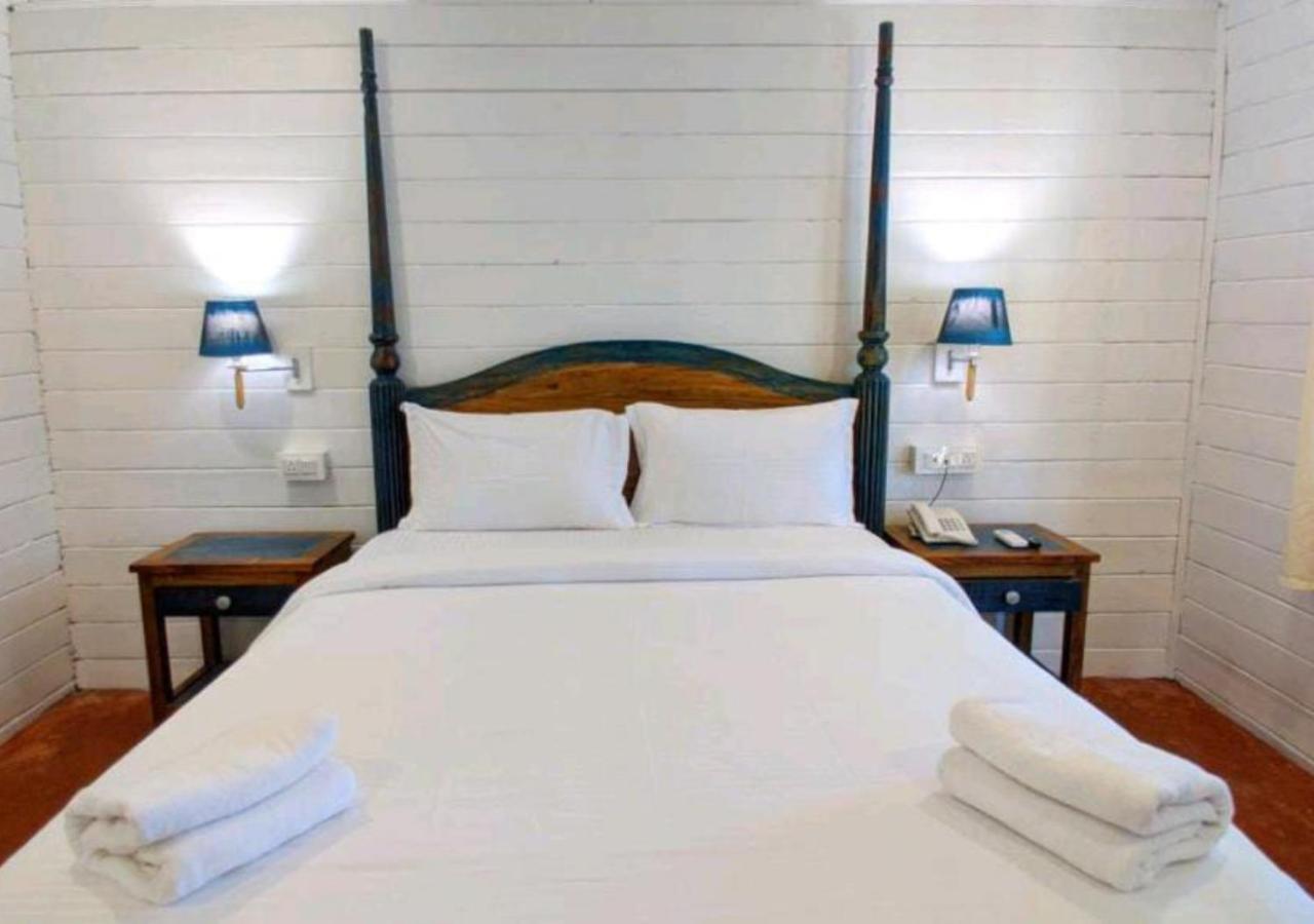 Lotus Feet Beach Resort Morjim Exterior foto