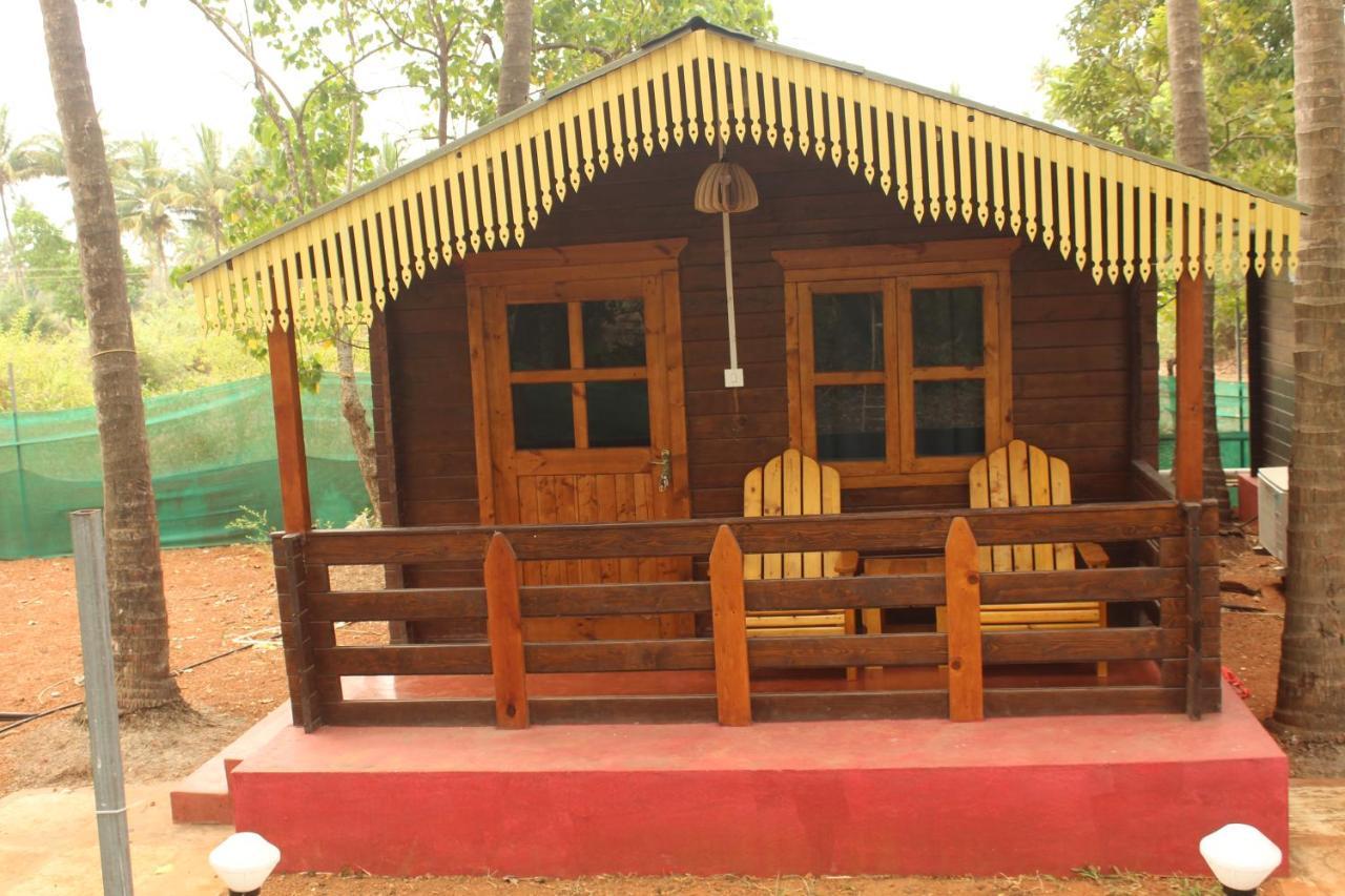 Lotus Feet Beach Resort Morjim Exterior foto
