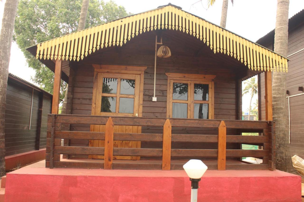 Lotus Feet Beach Resort Morjim Exterior foto